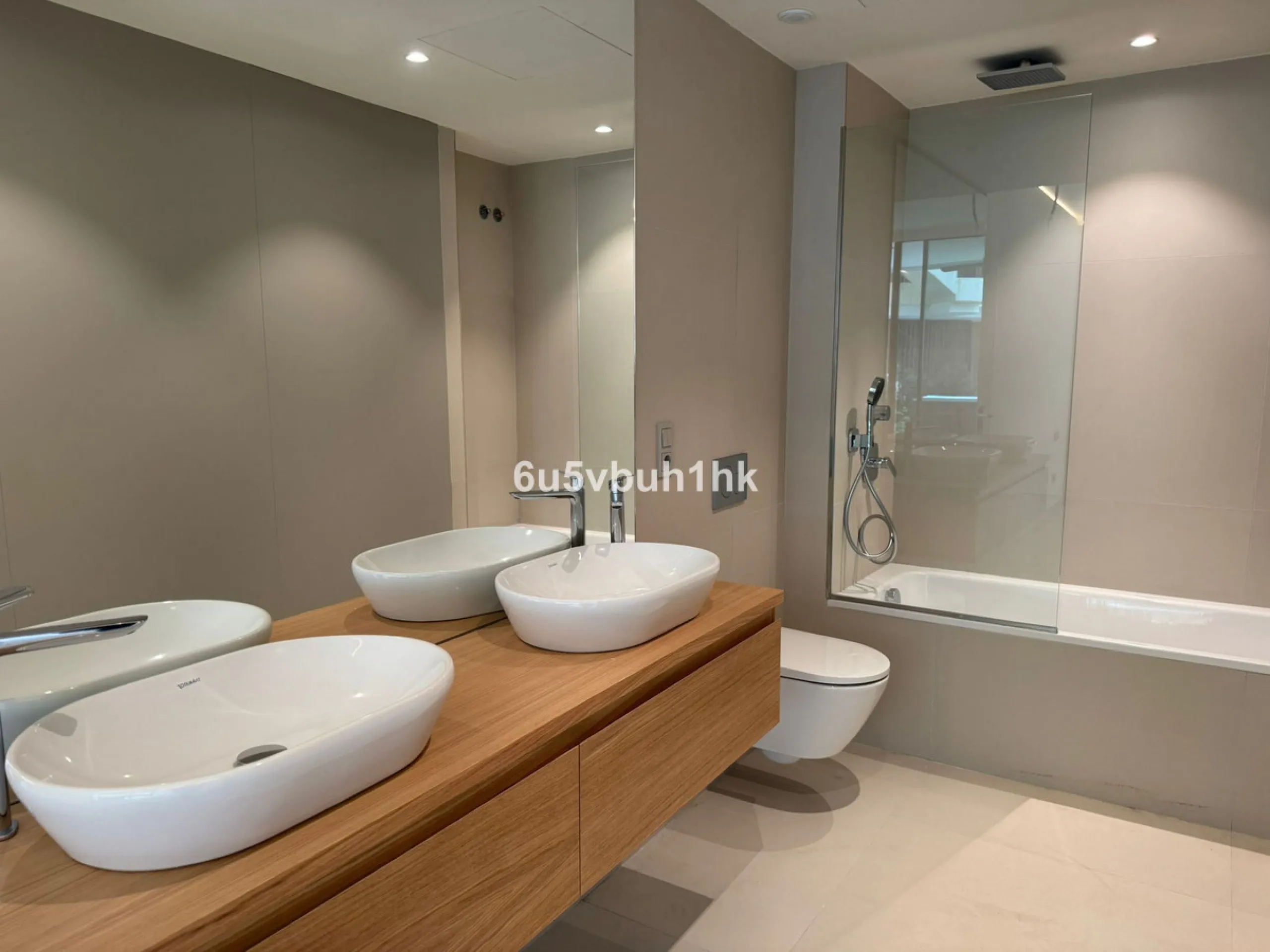 Discover this elegant ground floor resale apartment located in the prestigious Valley Collection, within the renowned Reserva del Higuerón. A property that perfectly blends contemporary design, comfort, and exceptional outdoor living.