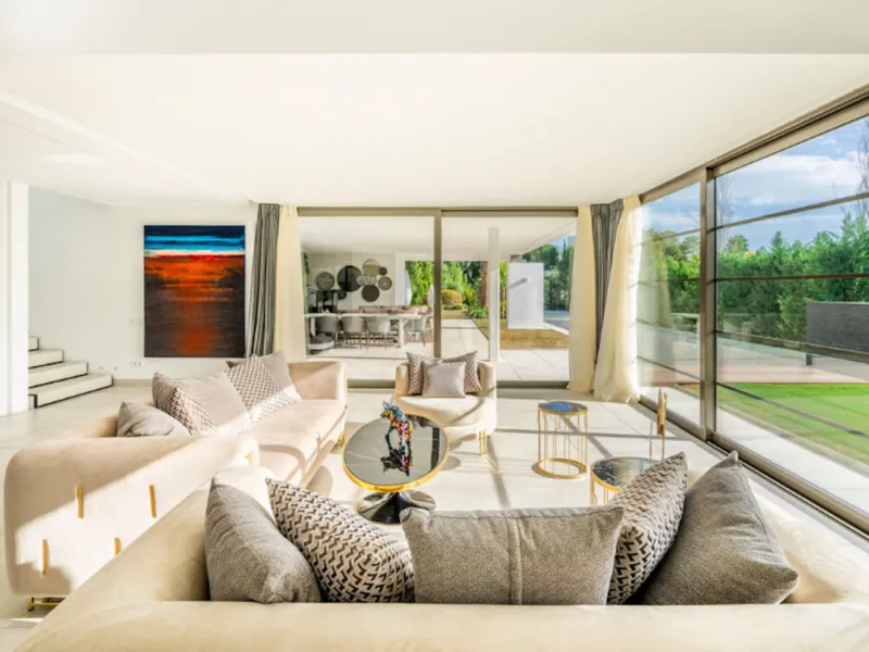 House - Detached Villa в продаже в Benahavís, Málaga. В доме 4 спален и 5 ванных комнат. Площадь дома 857 м². Площадь участка 1460 м²