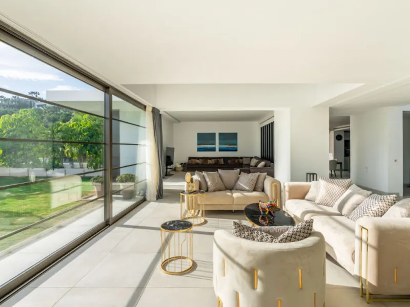 House - Detached Villa в продаже в Benahavís, Málaga. В доме 4 спален и 5 ванных комнат. Площадь дома 857 м². Площадь участка 1460 м²