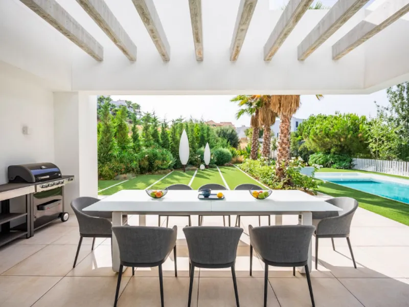 House - Detached Villa в продаже в Benahavís, Málaga. В доме 4 спален и 5 ванных комнат. Площадь дома 857 м². Площадь участка 1460 м²