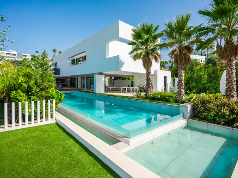 House - Detached Villa в продаже в Benahavís, Málaga. В доме 4 спален и 5 ванных комнат. Площадь дома 857 м². Площадь участка 1460 м²