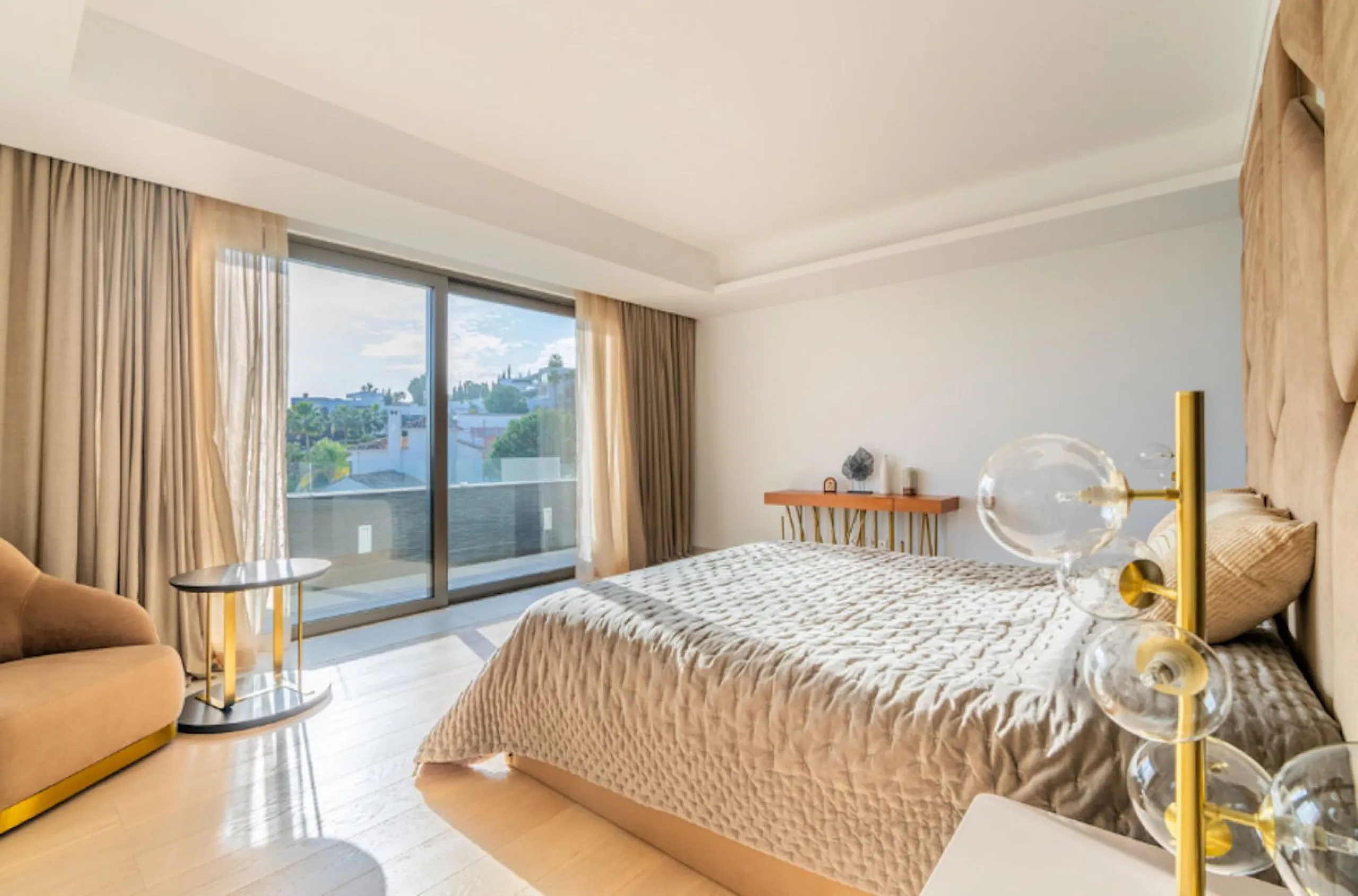 House - Detached Villa в продаже в Benahavís, Málaga. В доме 4 спален и 5 ванных комнат. Площадь дома 857 м². Площадь участка 1460 м²