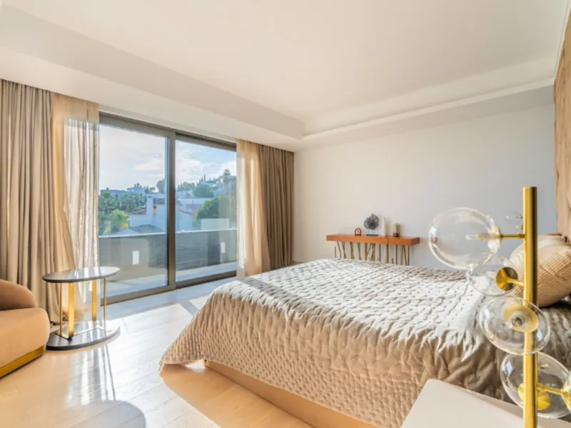 House - Detached Villa в продаже в Benahavís, Málaga. В доме 4 спален и 5 ванных комнат. Площадь дома 857 м². Площадь участка 1460 м²