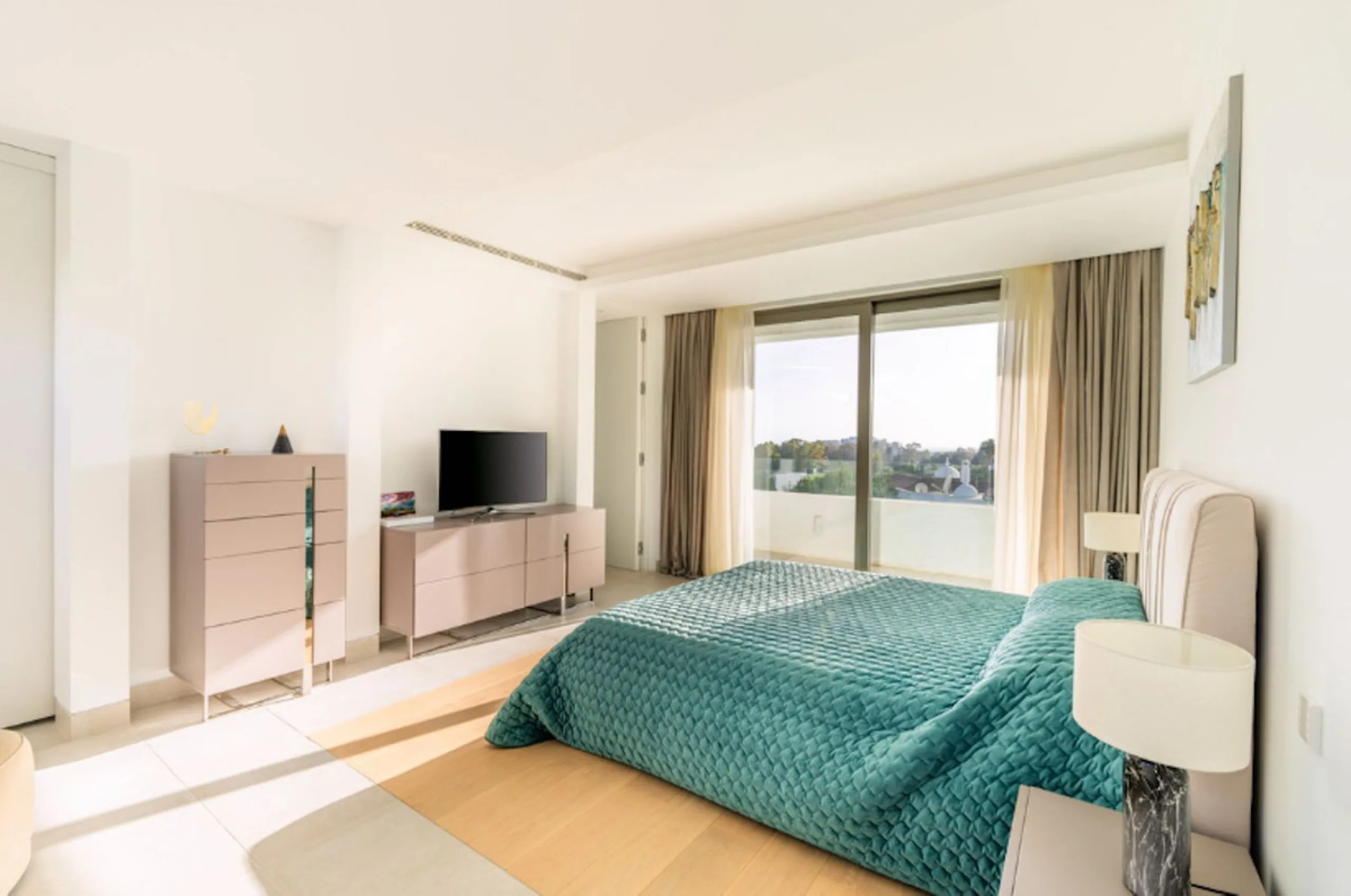 House - Detached Villa в продаже в Benahavís, Málaga. В доме 4 спален и 5 ванных комнат. Площадь дома 857 м². Площадь участка 1460 м²