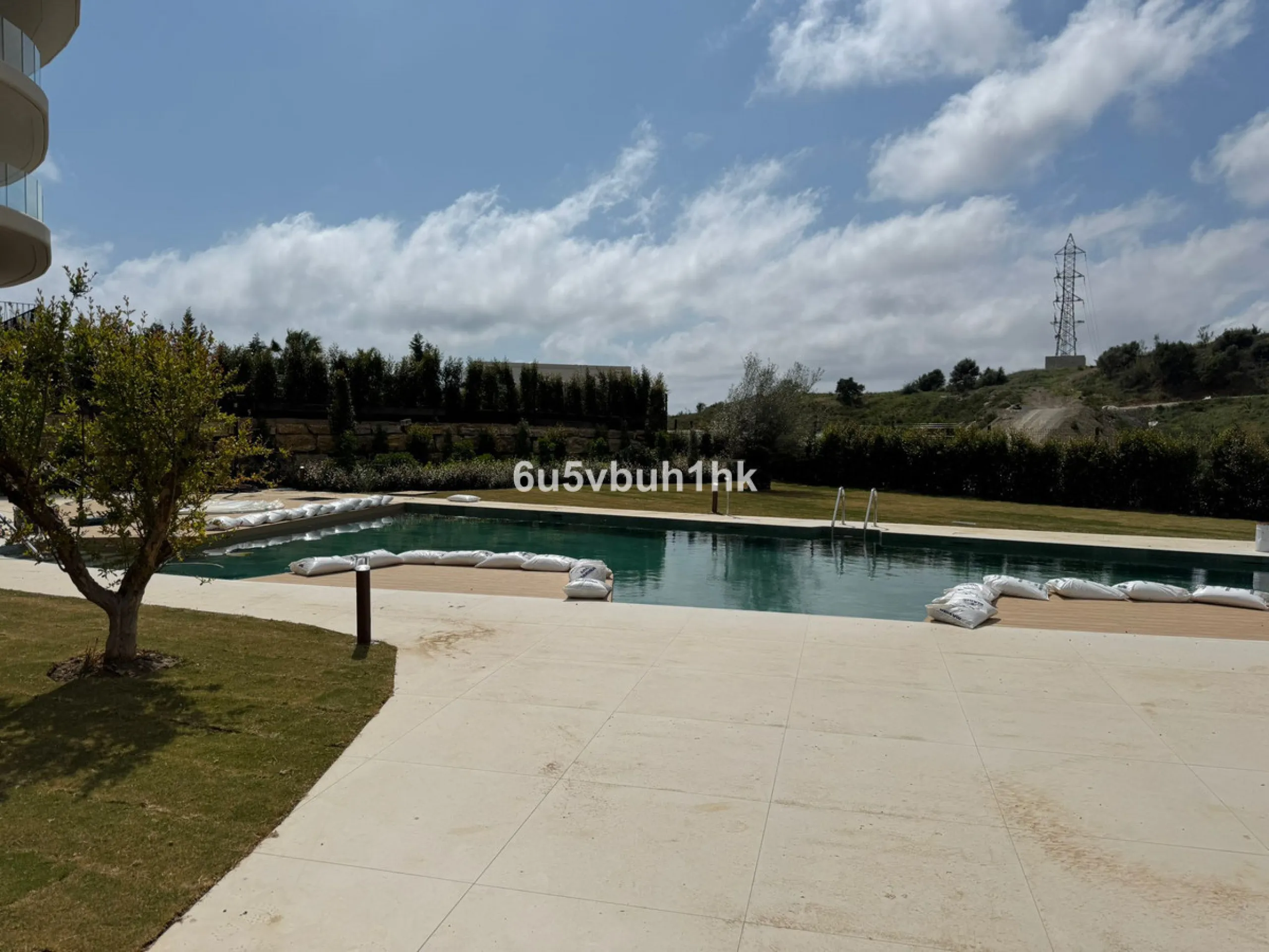 Discover this elegant ground floor resale apartment located in the prestigious Valley Collection, within the renowned Reserva del Higuerón. A property that perfectly blends contemporary design, comfort, and exceptional outdoor living.