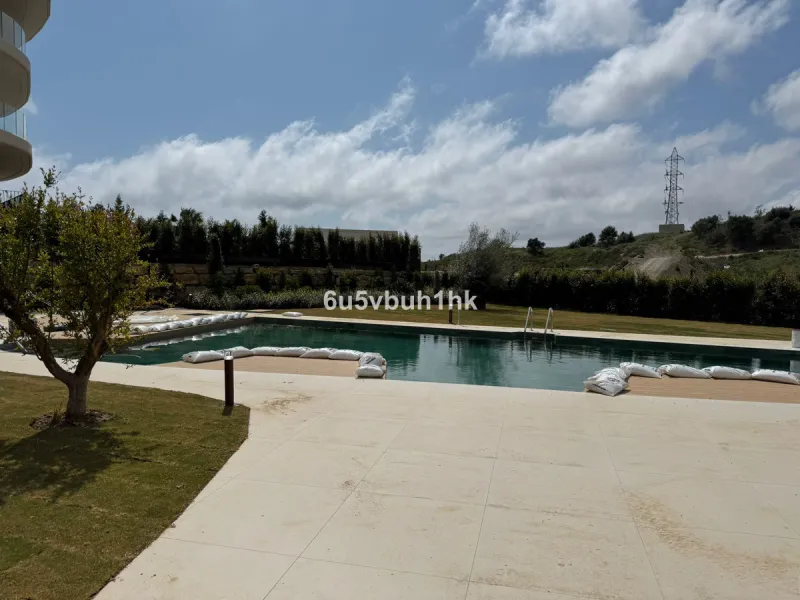 Discover this elegant ground floor resale apartment located in the prestigious Valley Collection, within the renowned Reserva del Higuerón. A property that perfectly blends contemporary design, comfort, and exceptional outdoor living.