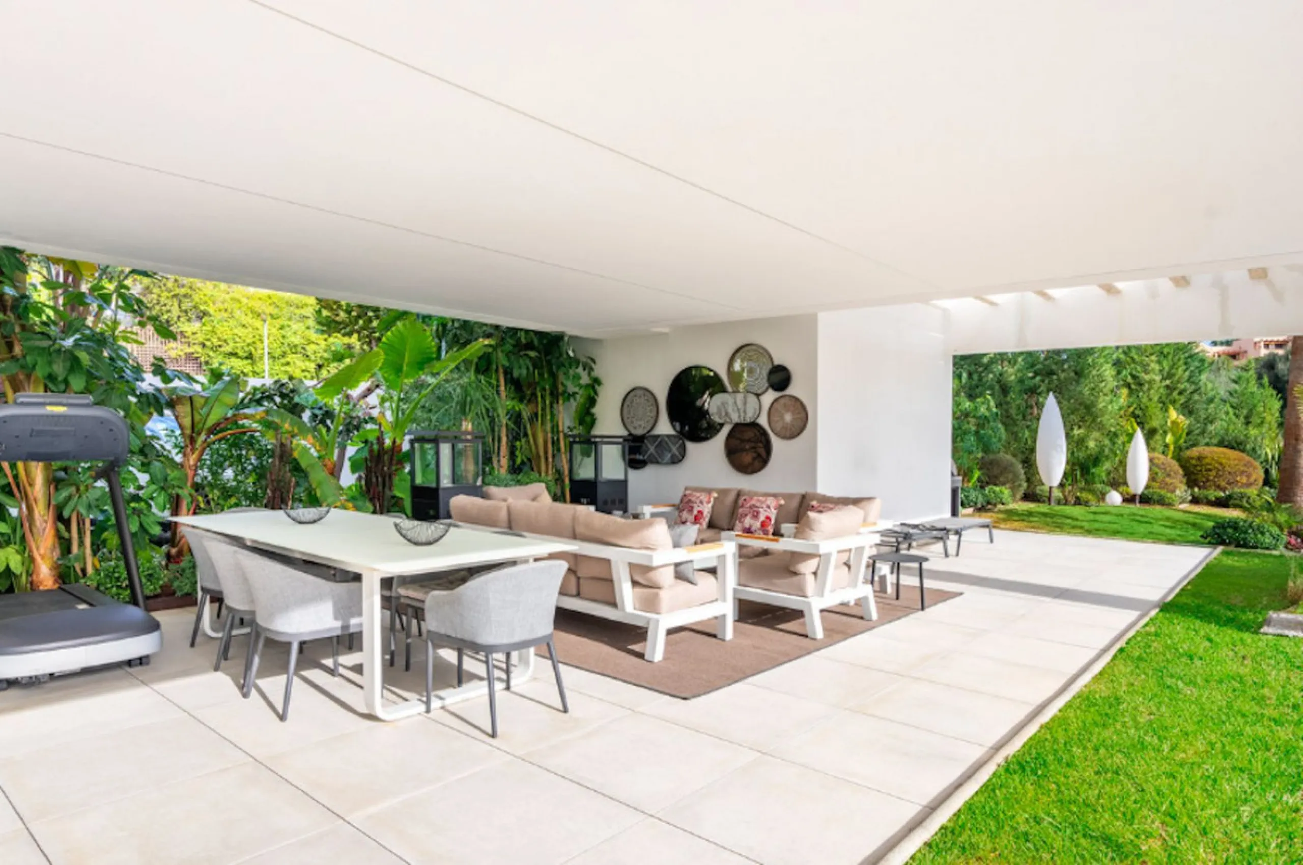 House - Detached Villa в продаже в Benahavís, Málaga. В доме 4 спален и 5 ванных комнат. Площадь дома 857 м². Площадь участка 1460 м²