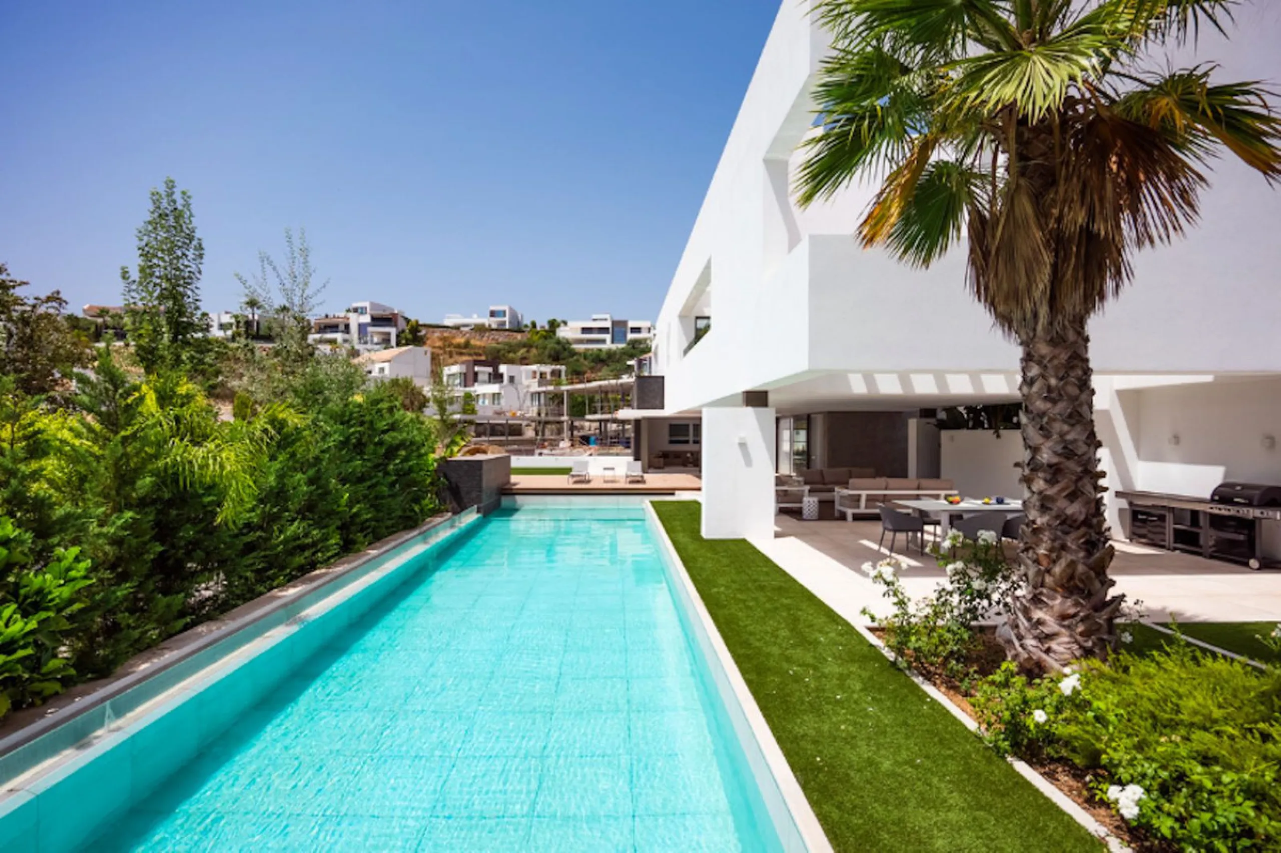 House - Detached Villa в продаже в Benahavís, Málaga. В доме 4 спален и 5 ванных комнат. Площадь дома 857 м². Площадь участка 1460 м²
