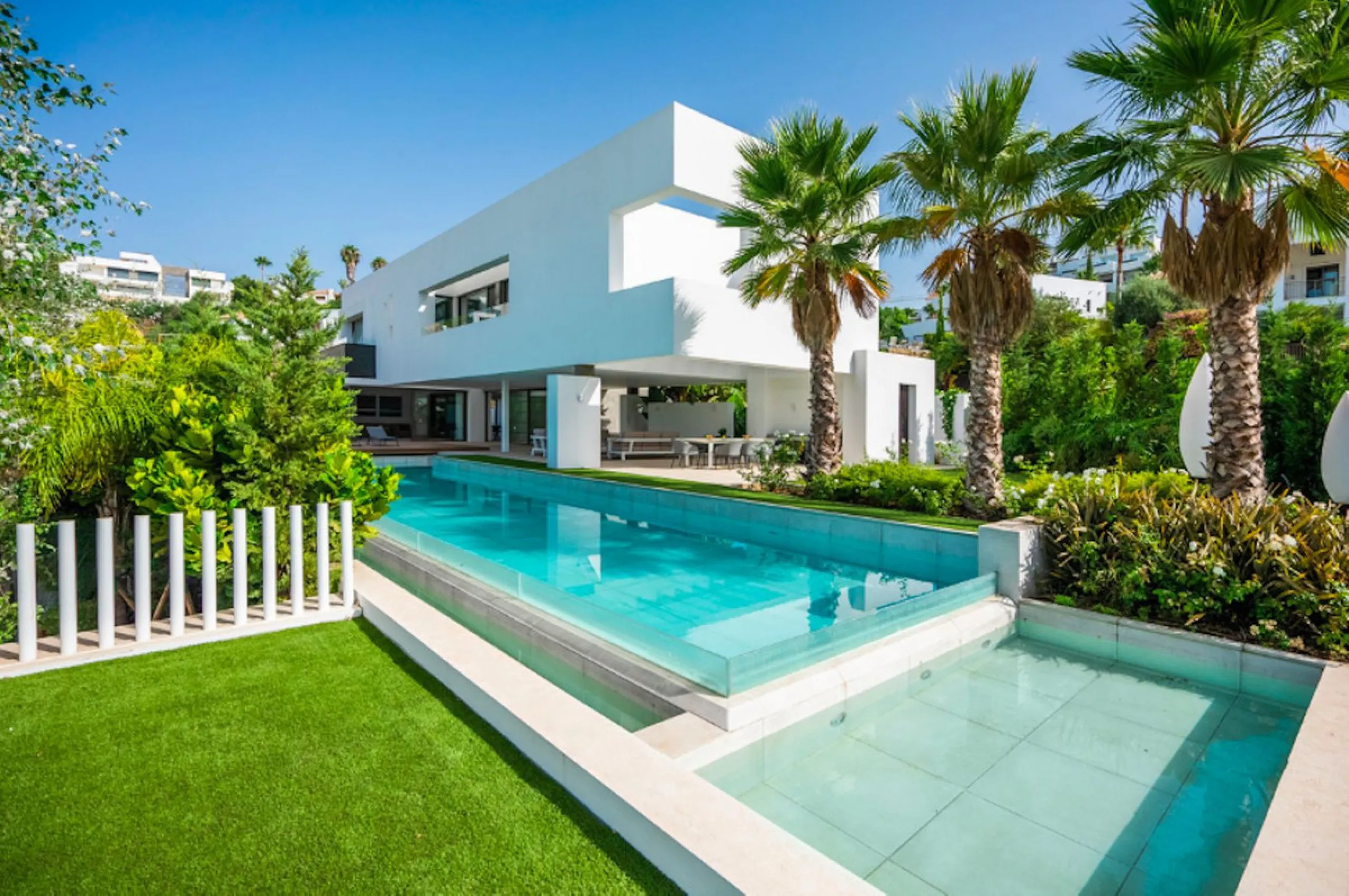 House - Detached Villa в продаже в Benahavís, Málaga. В доме 4 спален и 5 ванных комнат. Площадь дома 857 м². Площадь участка 1460 м²