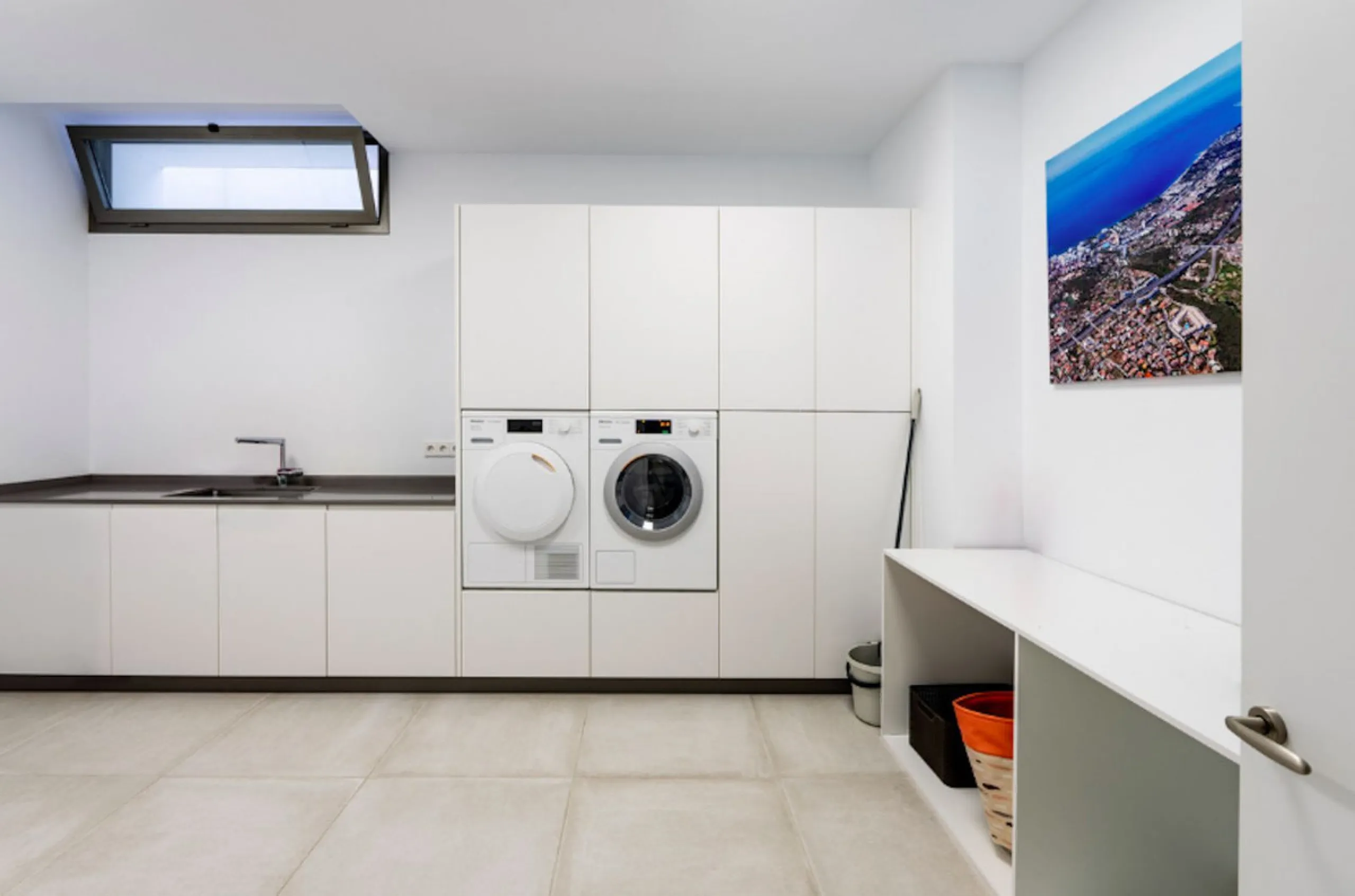 House - Detached Villa в продаже в Benahavís, Málaga. В доме 4 спален и 5 ванных комнат. Площадь дома 857 м². Площадь участка 1460 м²