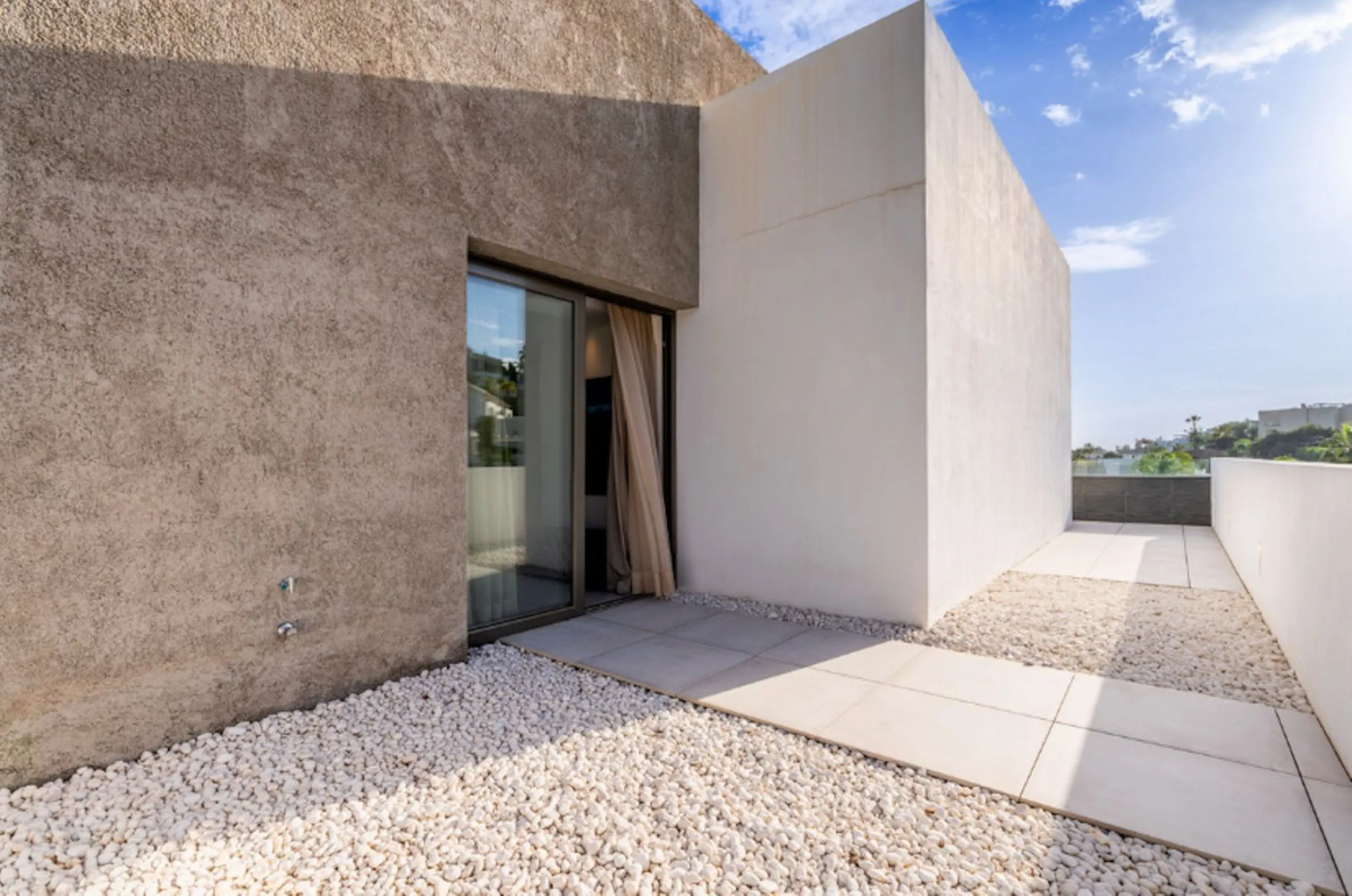 House - Detached Villa в продаже в Benahavís, Málaga. В доме 4 спален и 5 ванных комнат. Площадь дома 857 м². Площадь участка 1460 м²