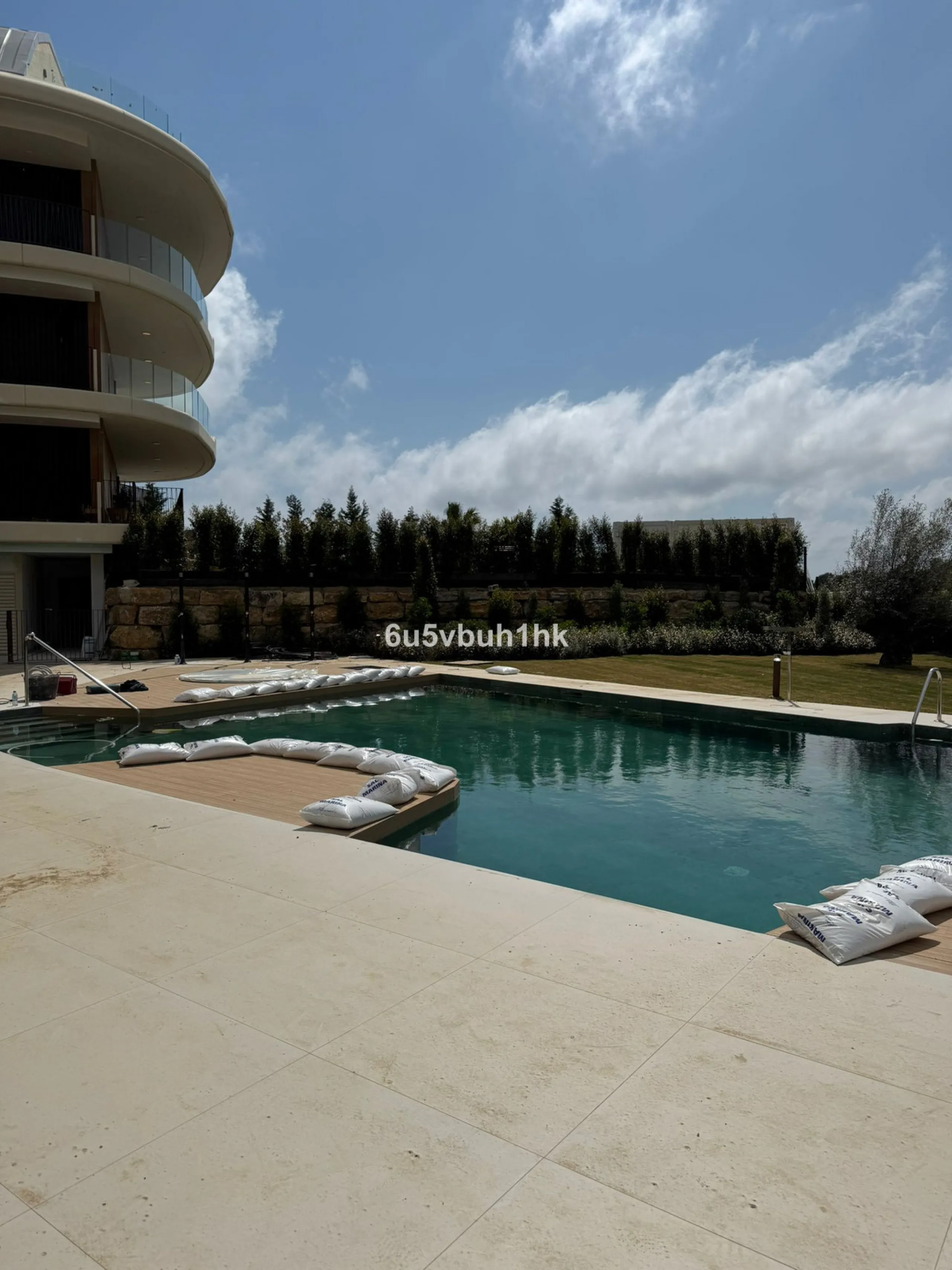 Discover this elegant ground floor resale apartment located in the prestigious Valley Collection, within the renowned Reserva del Higuerón. A property that perfectly blends contemporary design, comfort, and exceptional outdoor living.