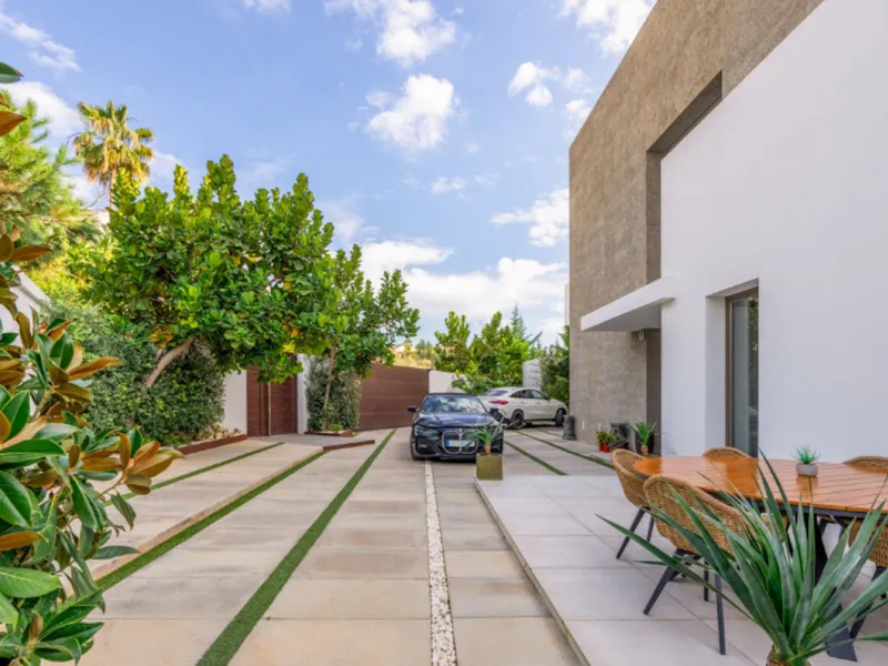 House - Detached Villa в продаже в Benahavís, Málaga. В доме 4 спален и 5 ванных комнат. Площадь дома 857 м². Площадь участка 1460 м²