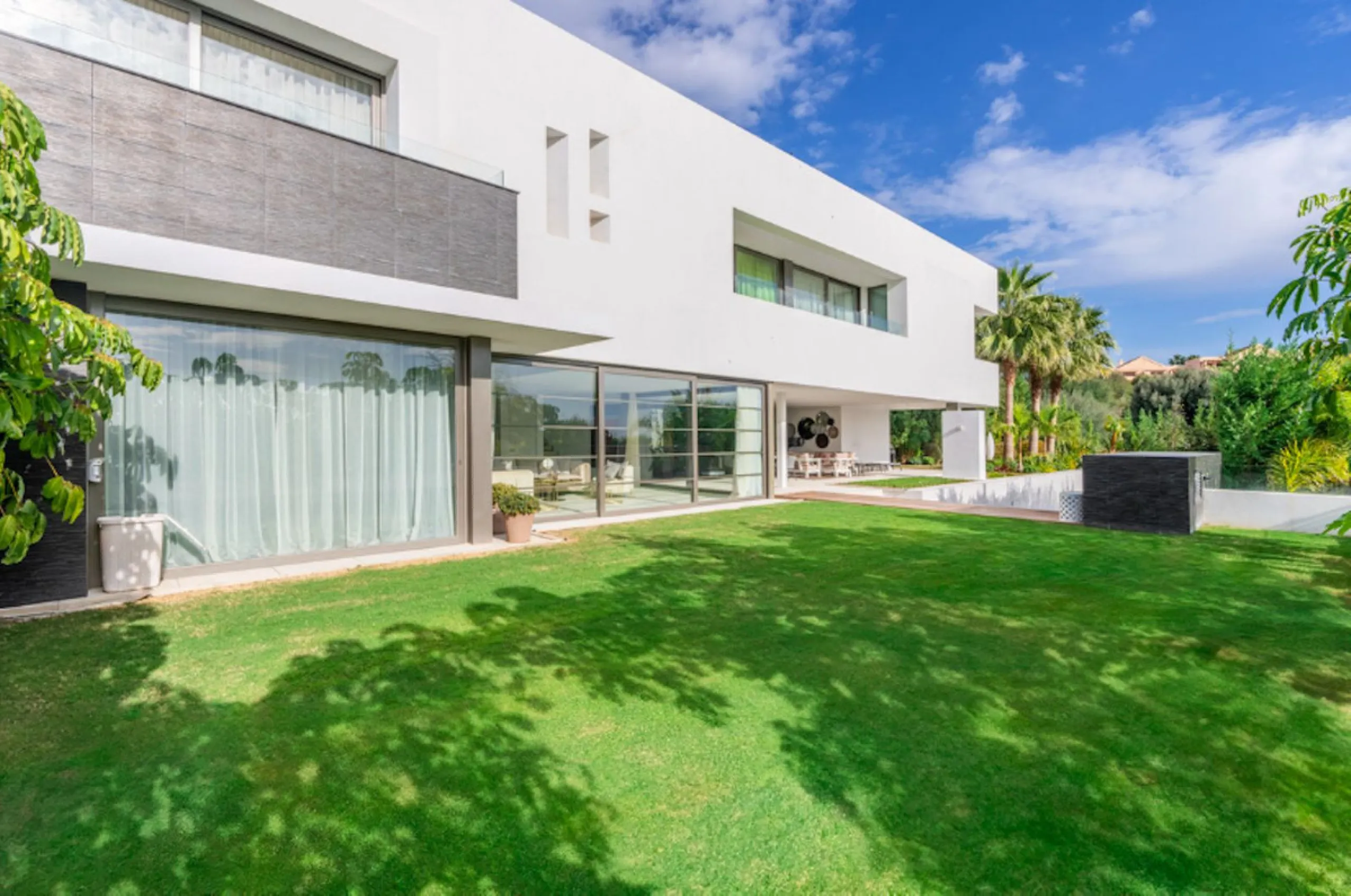 House - Detached Villa в продаже в Benahavís, Málaga. В доме 4 спален и 5 ванных комнат. Площадь дома 857 м². Площадь участка 1460 м²