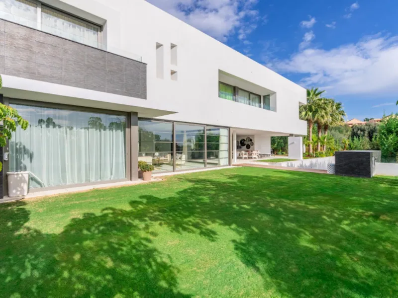 House - Detached Villa в продаже в Benahavís, Málaga. В доме 4 спален и 5 ванных комнат. Площадь дома 857 м². Площадь участка 1460 м²