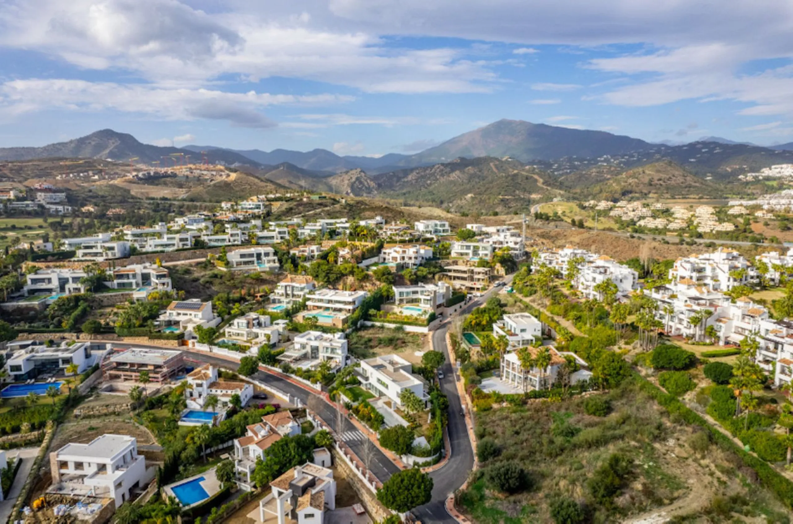 House - Detached Villa в продаже в Benahavís, Málaga. В доме 4 спален и 5 ванных комнат. Площадь дома 857 м². Площадь участка 1460 м²