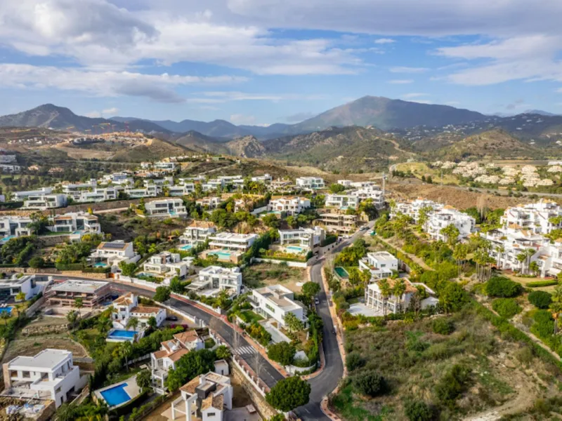 House - Detached Villa в продаже в Benahavís, Málaga. В доме 4 спален и 5 ванных комнат. Площадь дома 857 м². Площадь участка 1460 м²