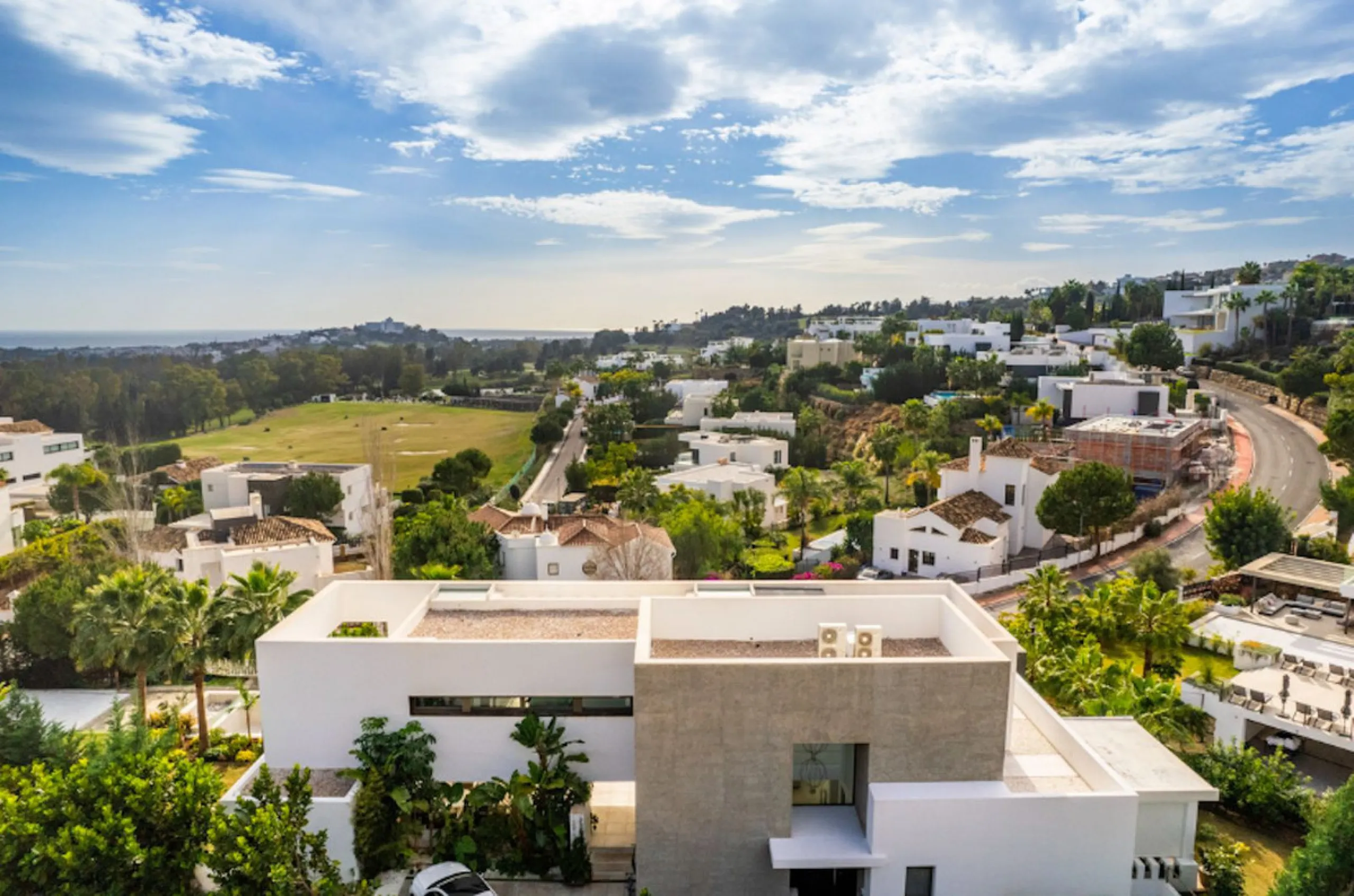 House - Detached Villa в продаже в Benahavís, Málaga. В доме 4 спален и 5 ванных комнат. Площадь дома 857 м². Площадь участка 1460 м²