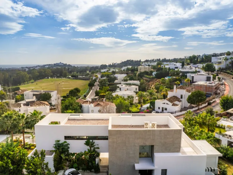 House - Detached Villa в продаже в Benahavís, Málaga. В доме 4 спален и 5 ванных комнат. Площадь дома 857 м². Площадь участка 1460 м²