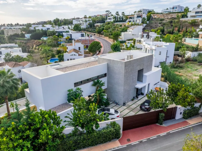 House - Detached Villa в продаже в Benahavís, Málaga. В доме 4 спален и 5 ванных комнат. Площадь дома 857 м². Площадь участка 1460 м²