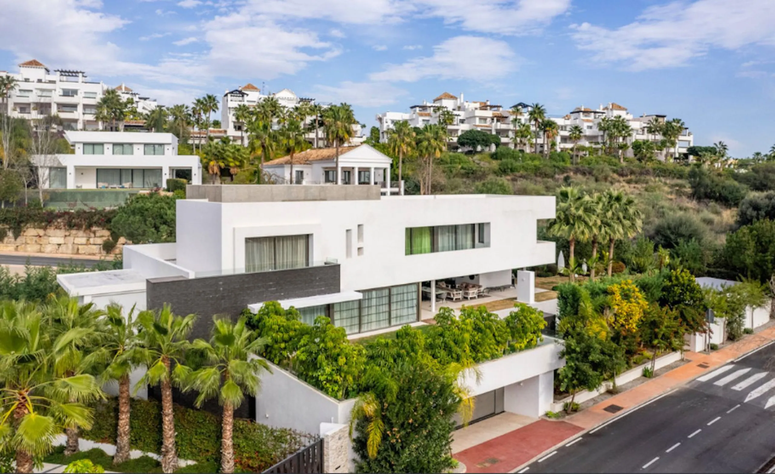House - Detached Villa в продаже в Benahavís, Málaga. В доме 4 спален и 5 ванных комнат. Площадь дома 857 м². Площадь участка 1460 м²
