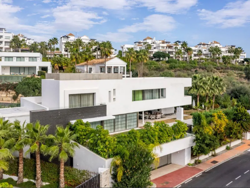 House - Detached Villa в продаже в Benahavís, Málaga. В доме 4 спален и 5 ванных комнат. Площадь дома 857 м². Площадь участка 1460 м²