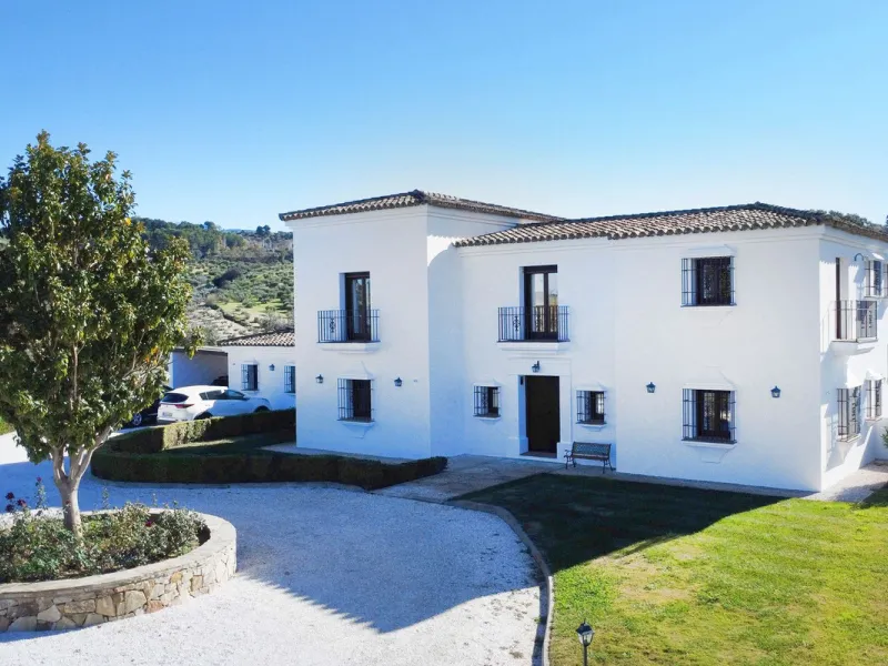 Classical Andalucian inspired country villa situated within the much sort after area of Llano del Cruz just 5 minutes drive outside the vibrant and historic town of Ronda , Southern Spain.