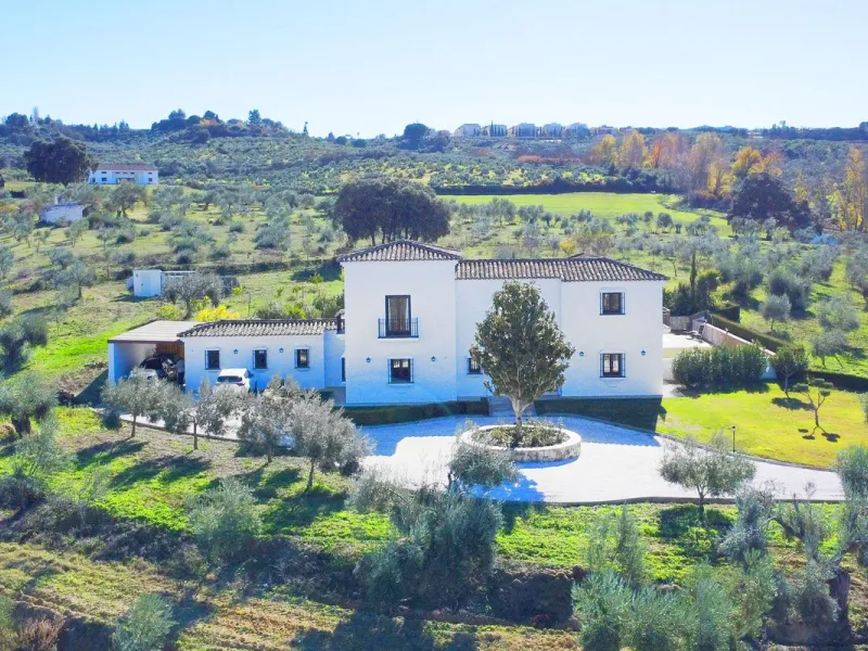 Classical Andalucian inspired country villa situated within the much sort after area of Llano del Cruz just 5 minutes drive outside the vibrant and historic town of Ronda , Southern Spain.