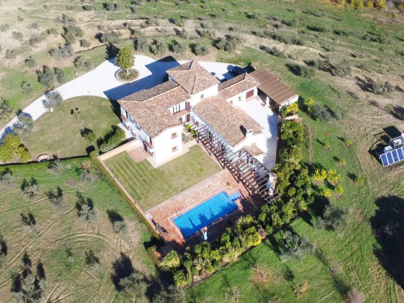 Classical Andalucian inspired country villa situated within the much sort after area of Llano del Cruz just 5 minutes drive outside the vibrant and historic town of Ronda , Southern Spain.