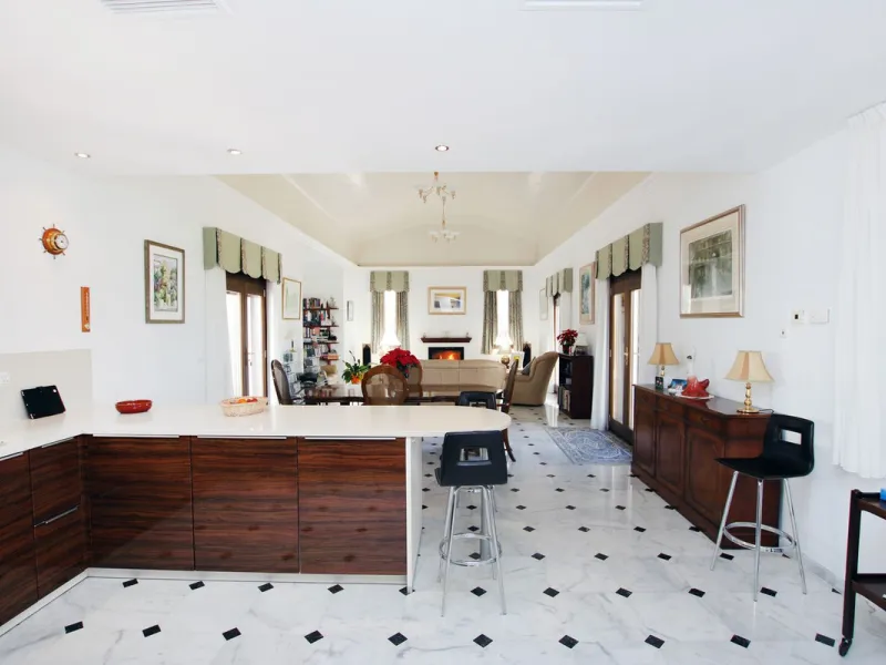 Classical Andalucian inspired country villa situated within the much sort after area of Llano del Cruz just 5 minutes drive outside the vibrant and historic town of Ronda , Southern Spain.