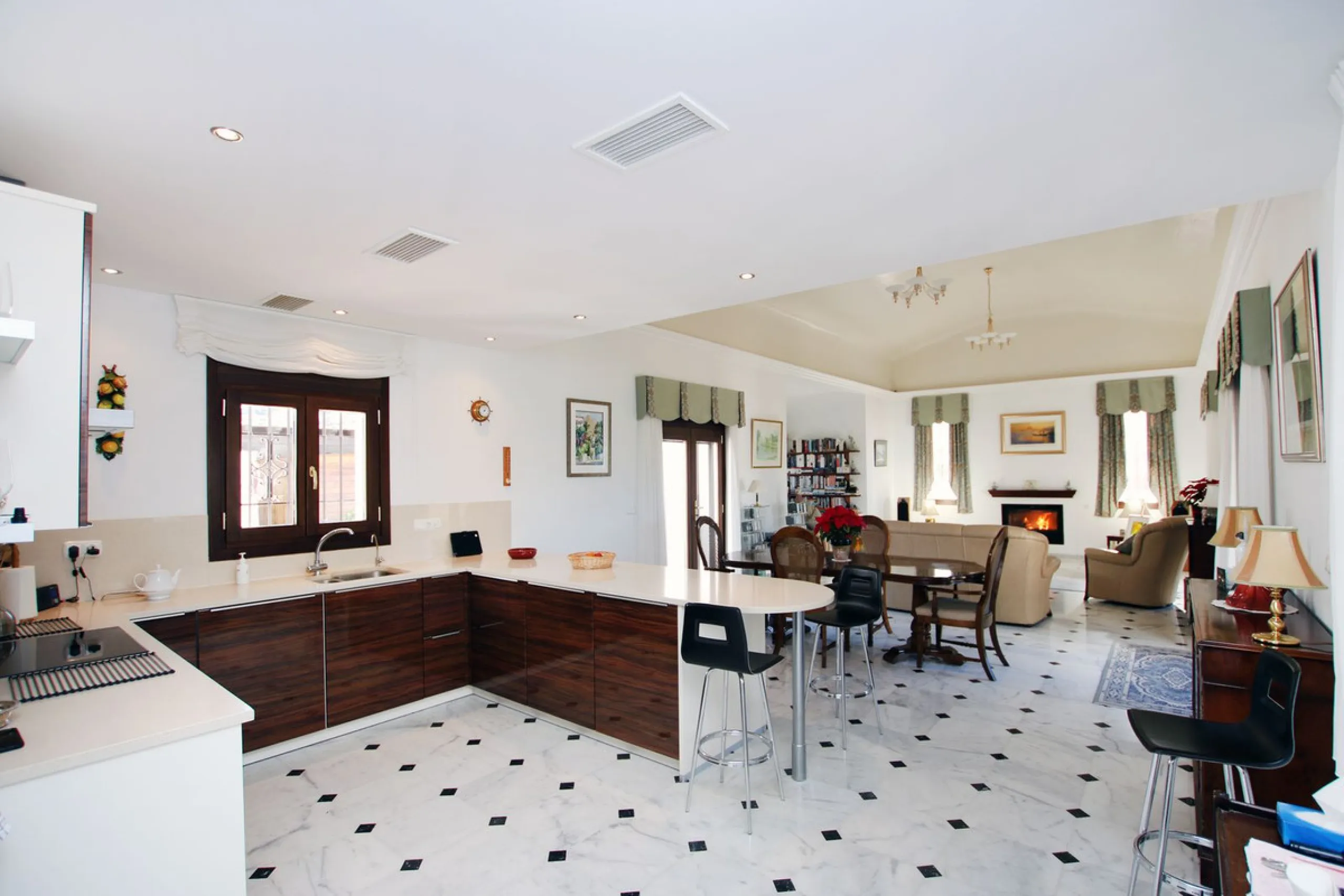 Classical Andalucian inspired country villa situated within the much sort after area of Llano del Cruz just 5 minutes drive outside the vibrant and historic town of Ronda , Southern Spain.