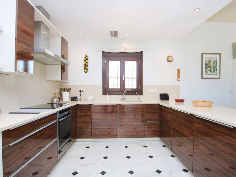 Classical Andalucian inspired country villa situated within the much sort after area of Llano del Cruz just 5 minutes drive outside the vibrant and historic town of Ronda , Southern Spain.