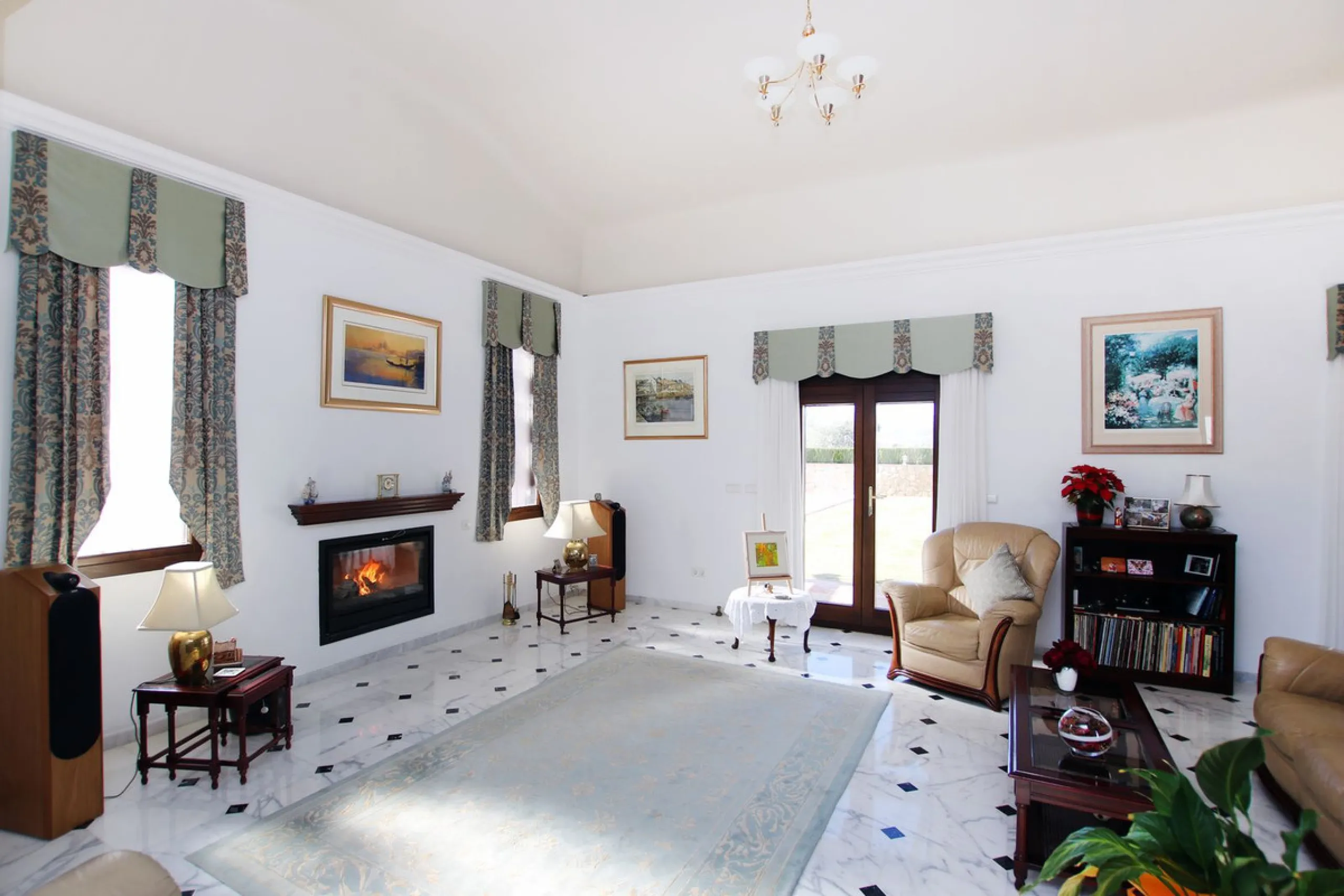Classical Andalucian inspired country villa situated within the much sort after area of Llano del Cruz just 5 minutes drive outside the vibrant and historic town of Ronda , Southern Spain.