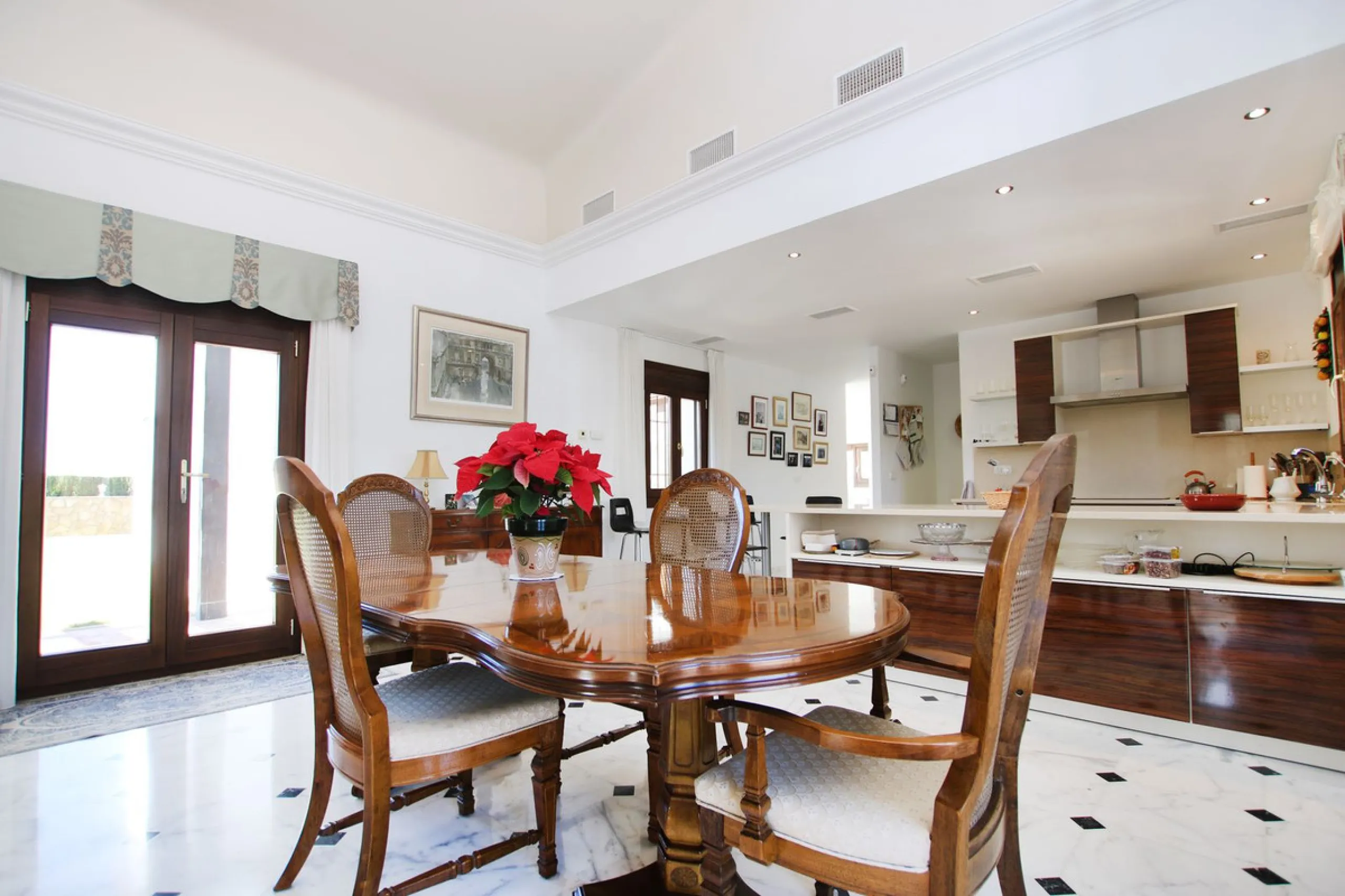 Classical Andalucian inspired country villa situated within the much sort after area of Llano del Cruz just 5 minutes drive outside the vibrant and historic town of Ronda , Southern Spain.