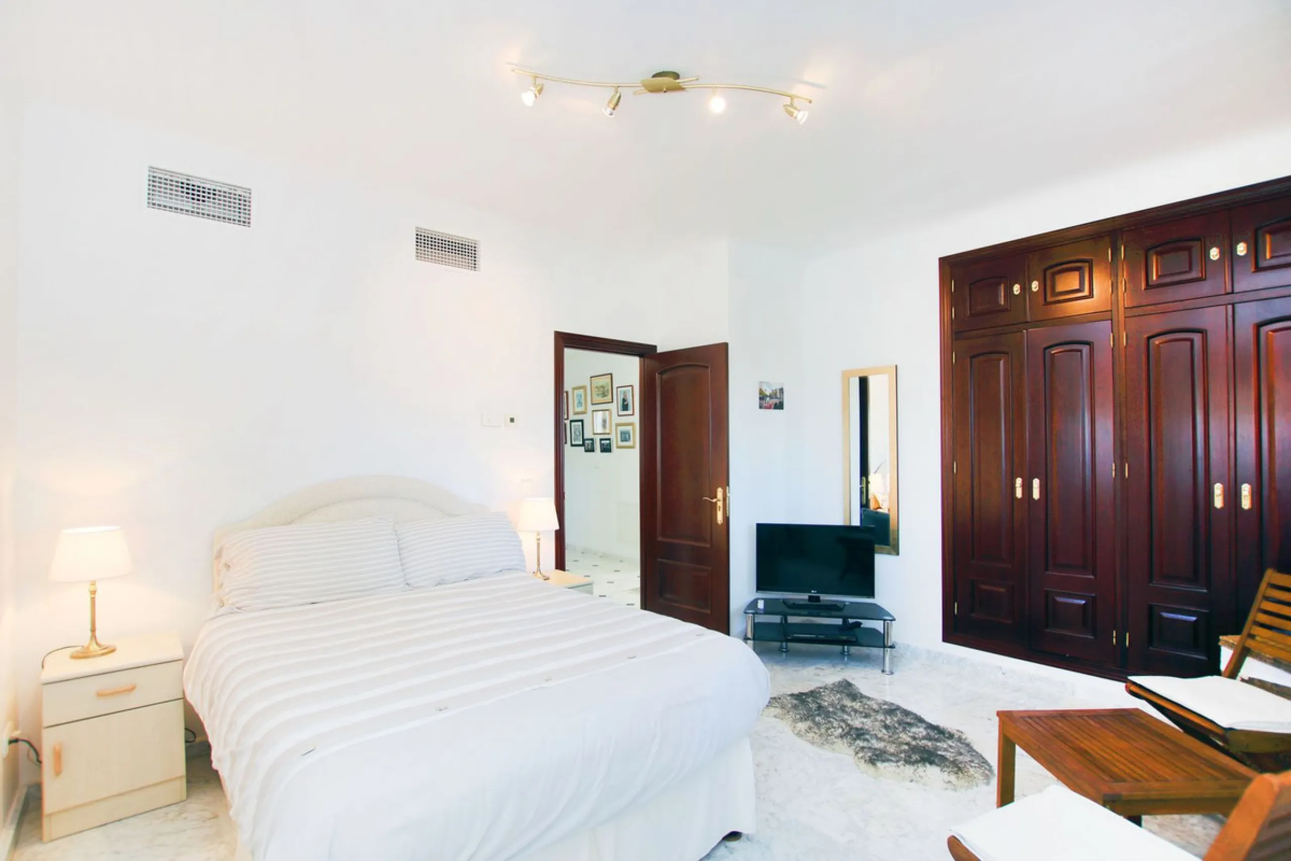 Classical Andalucian inspired country villa situated within the much sort after area of Llano del Cruz just 5 minutes drive outside the vibrant and historic town of Ronda , Southern Spain.