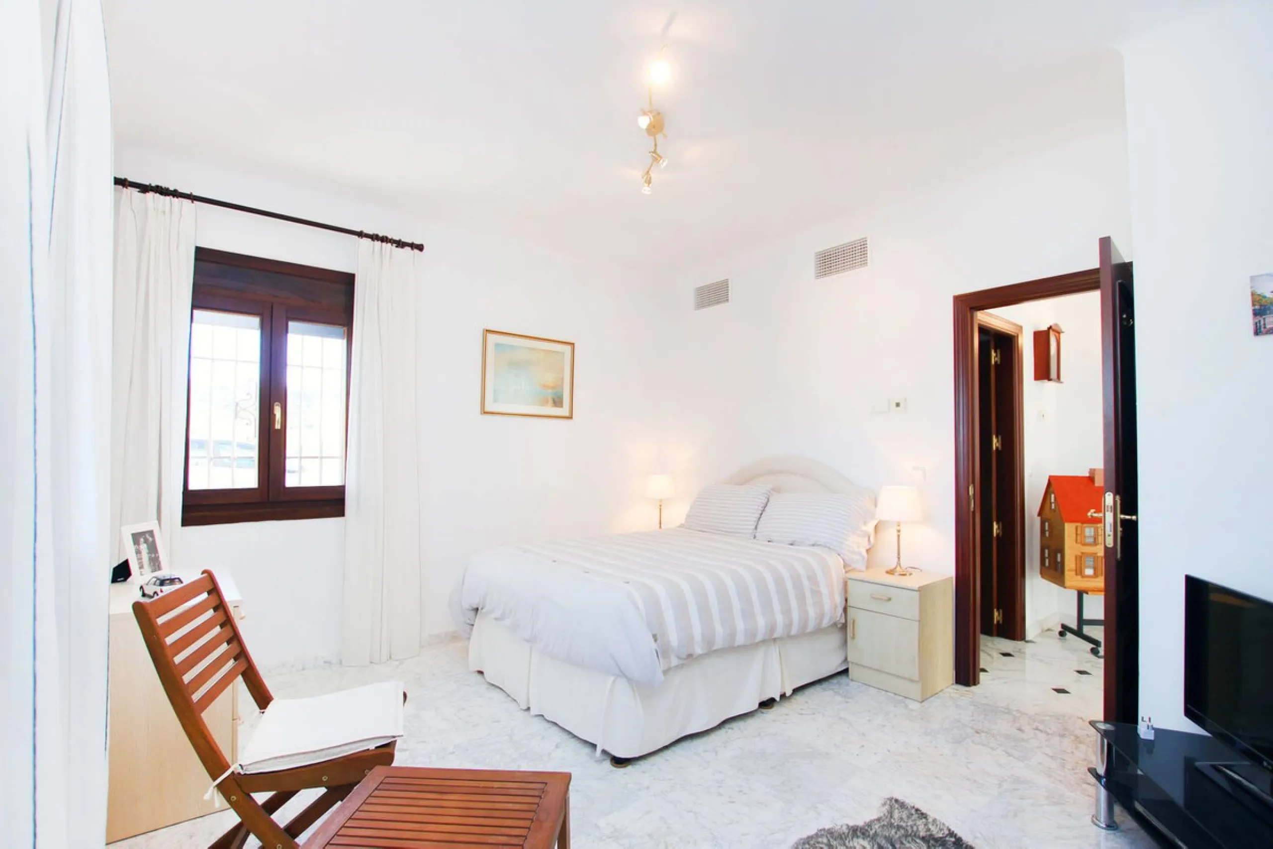 Classical Andalucian inspired country villa situated within the much sort after area of Llano del Cruz just 5 minutes drive outside the vibrant and historic town of Ronda , Southern Spain.