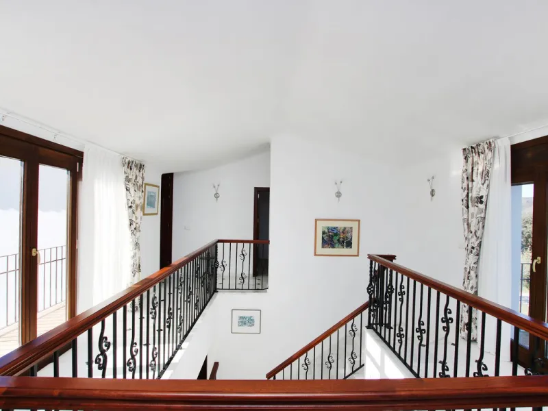 Classical Andalucian inspired country villa situated within the much sort after area of Llano del Cruz just 5 minutes drive outside the vibrant and historic town of Ronda , Southern Spain.