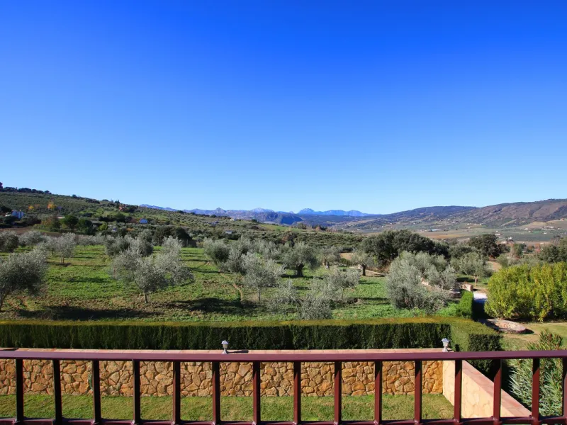 Classical Andalucian inspired country villa situated within the much sort after area of Llano del Cruz just 5 minutes drive outside the vibrant and historic town of Ronda , Southern Spain.