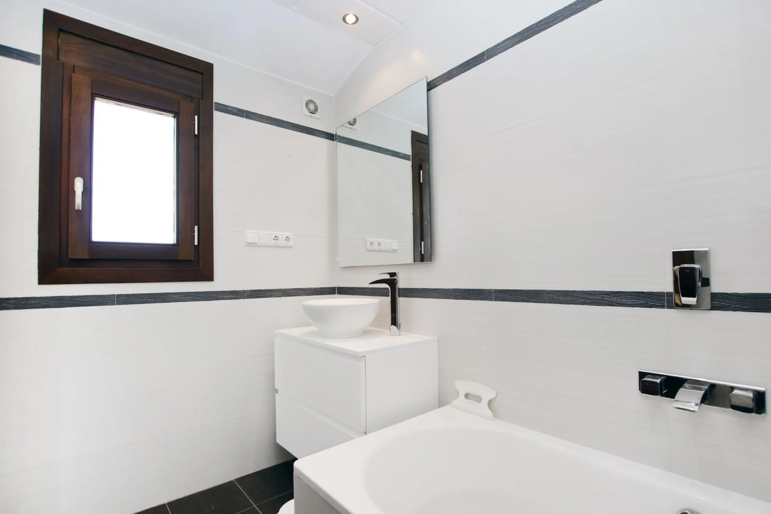 Classical Andalucian inspired country villa situated within the much sort after area of Llano del Cruz just 5 minutes drive outside the vibrant and historic town of Ronda , Southern Spain.