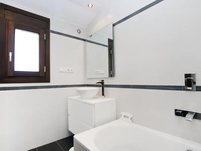 Classical Andalucian inspired country villa situated within the much sort after area of Llano del Cruz just 5 minutes drive outside the vibrant and historic town of Ronda , Southern Spain.
