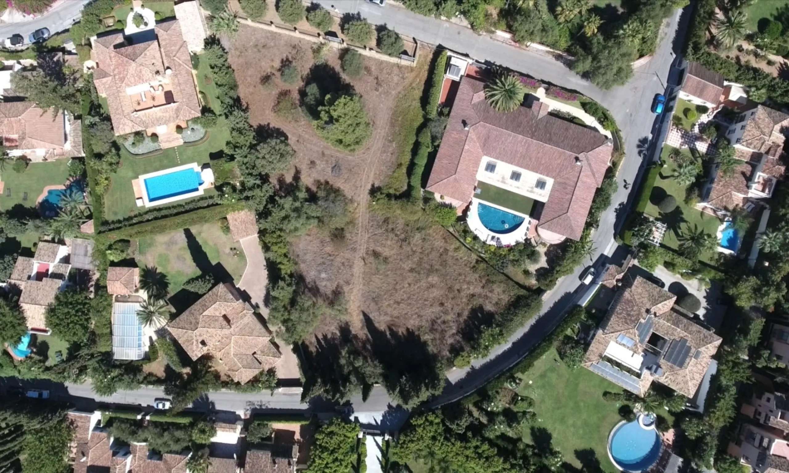 This exclusive 1,808 m² plot sits in the prestigious Rocío de Nagüeles on Marbella's Golden Mile. It offers an outstanding opportunity to build a luxury home in one of Southern Spain's most sought-after addresses. The location combines peace and privacy w