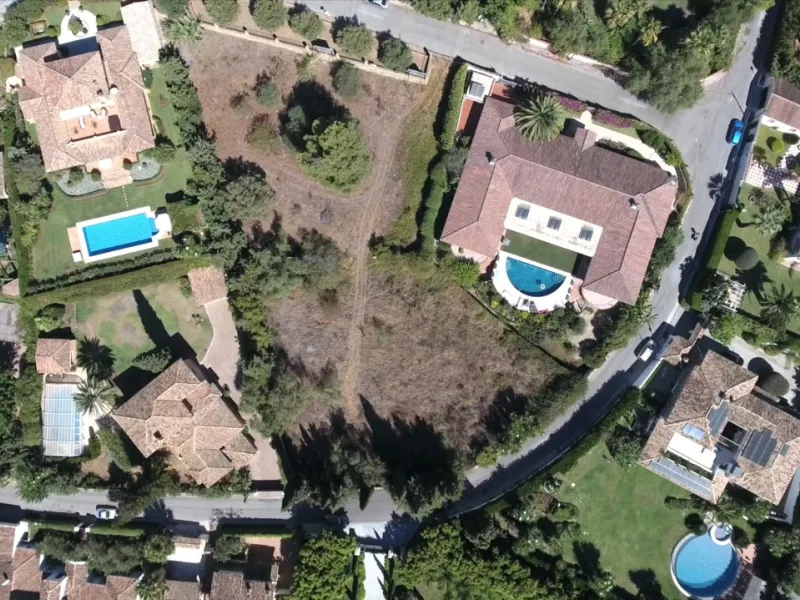 This exclusive 1,808 m² plot sits in the prestigious Rocío de Nagüeles on Marbella's Golden Mile. It offers an outstanding opportunity to build a luxury home in one of Southern Spain's most sought-after addresses. The location combines peace and privacy w
