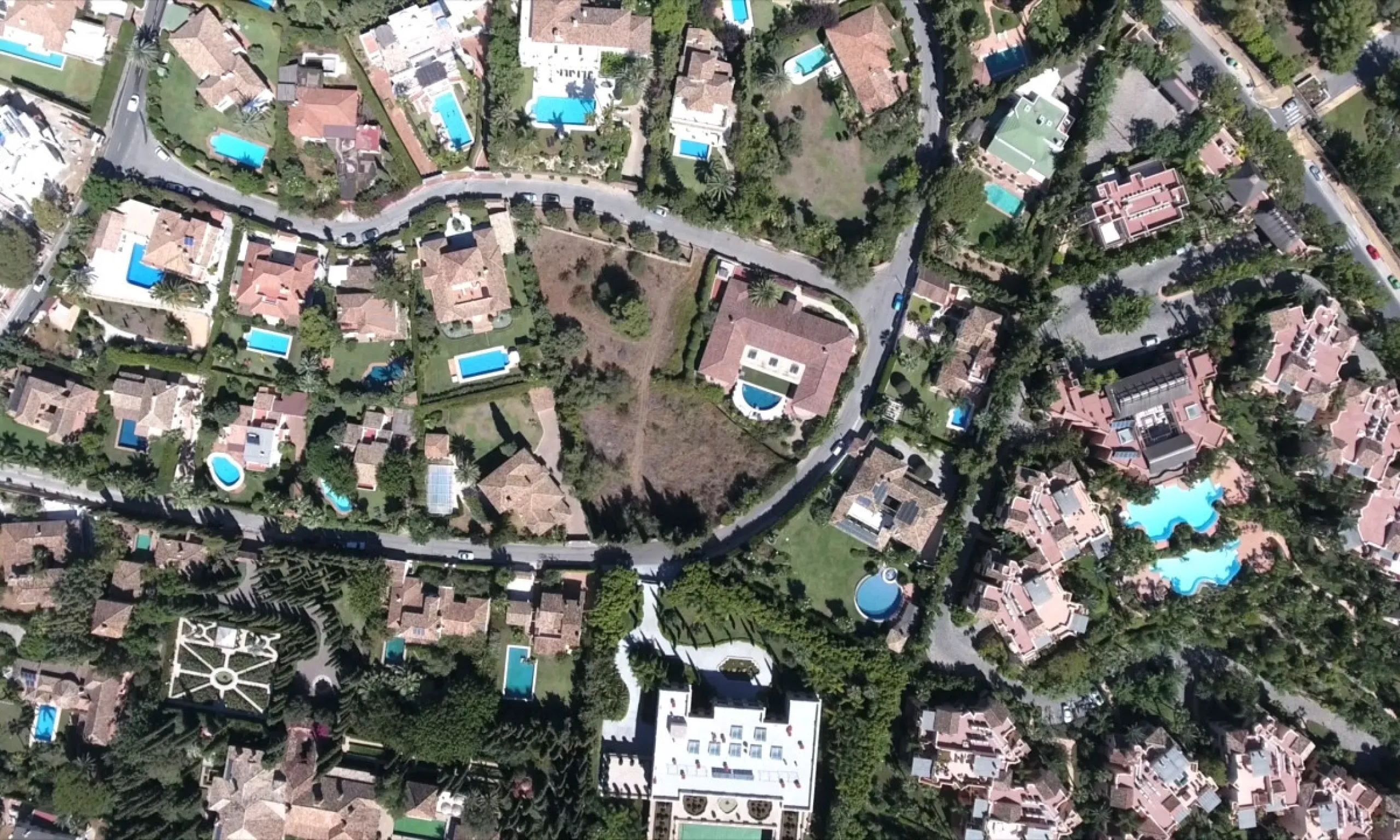 This exclusive 1,808 m² plot sits in the prestigious Rocío de Nagüeles on Marbella's Golden Mile. It offers an outstanding opportunity to build a luxury home in one of Southern Spain's most sought-after addresses. The location combines peace and privacy w