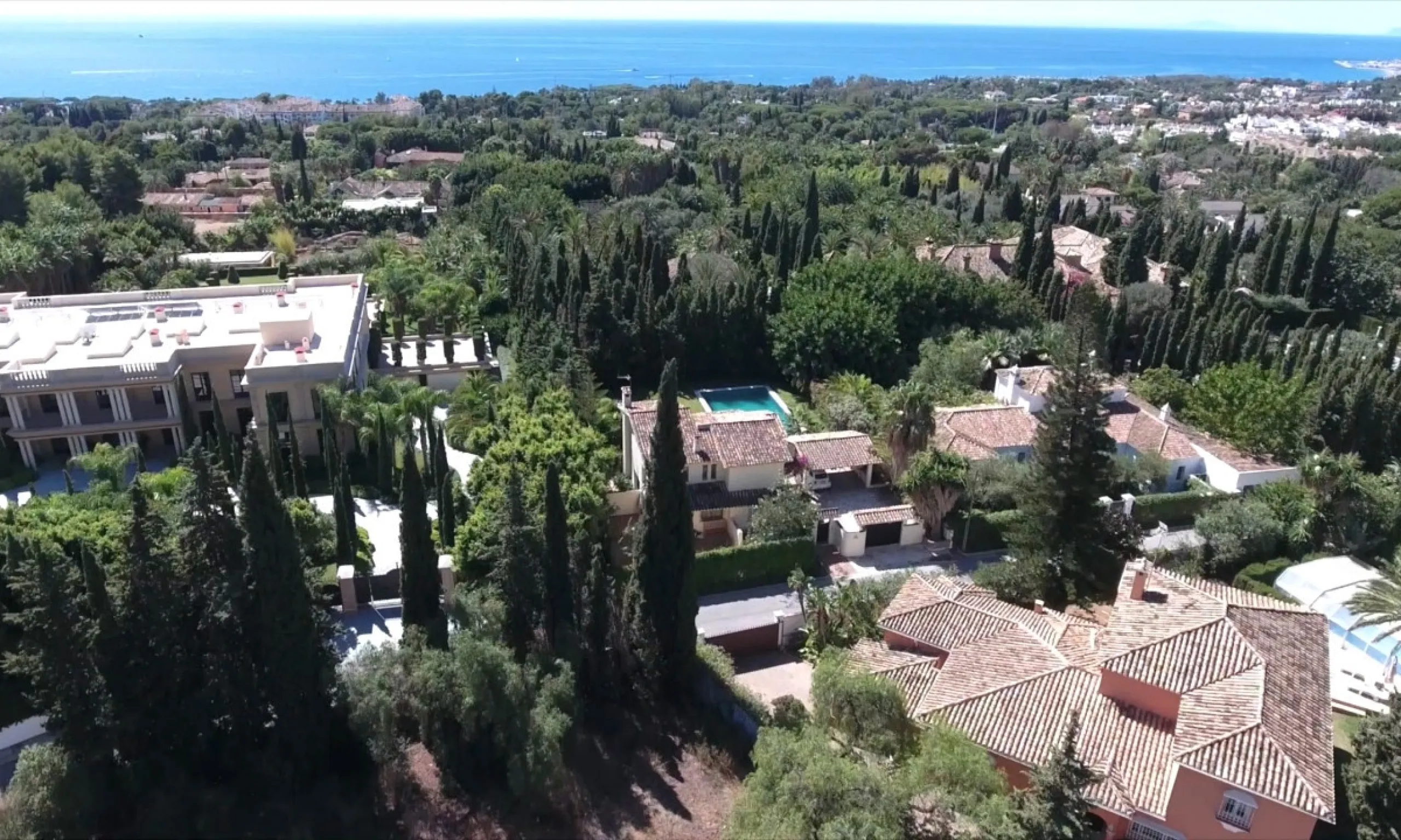 This exclusive 1,808 m² plot sits in the prestigious Rocío de Nagüeles on Marbella's Golden Mile. It offers an outstanding opportunity to build a luxury home in one of Southern Spain's most sought-after addresses. The location combines peace and privacy w