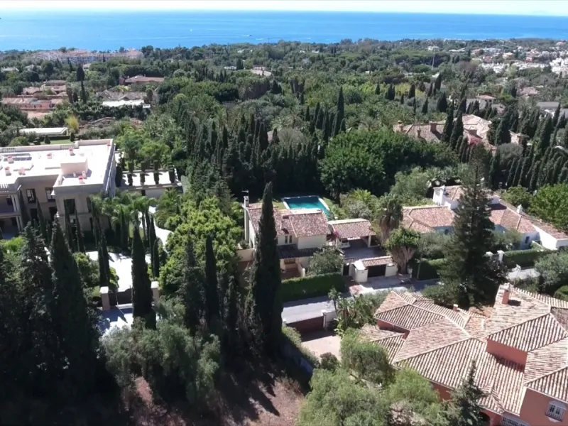 This exclusive 1,808 m² plot sits in the prestigious Rocío de Nagüeles on Marbella's Golden Mile. It offers an outstanding opportunity to build a luxury home in one of Southern Spain's most sought-after addresses. The location combines peace and privacy w