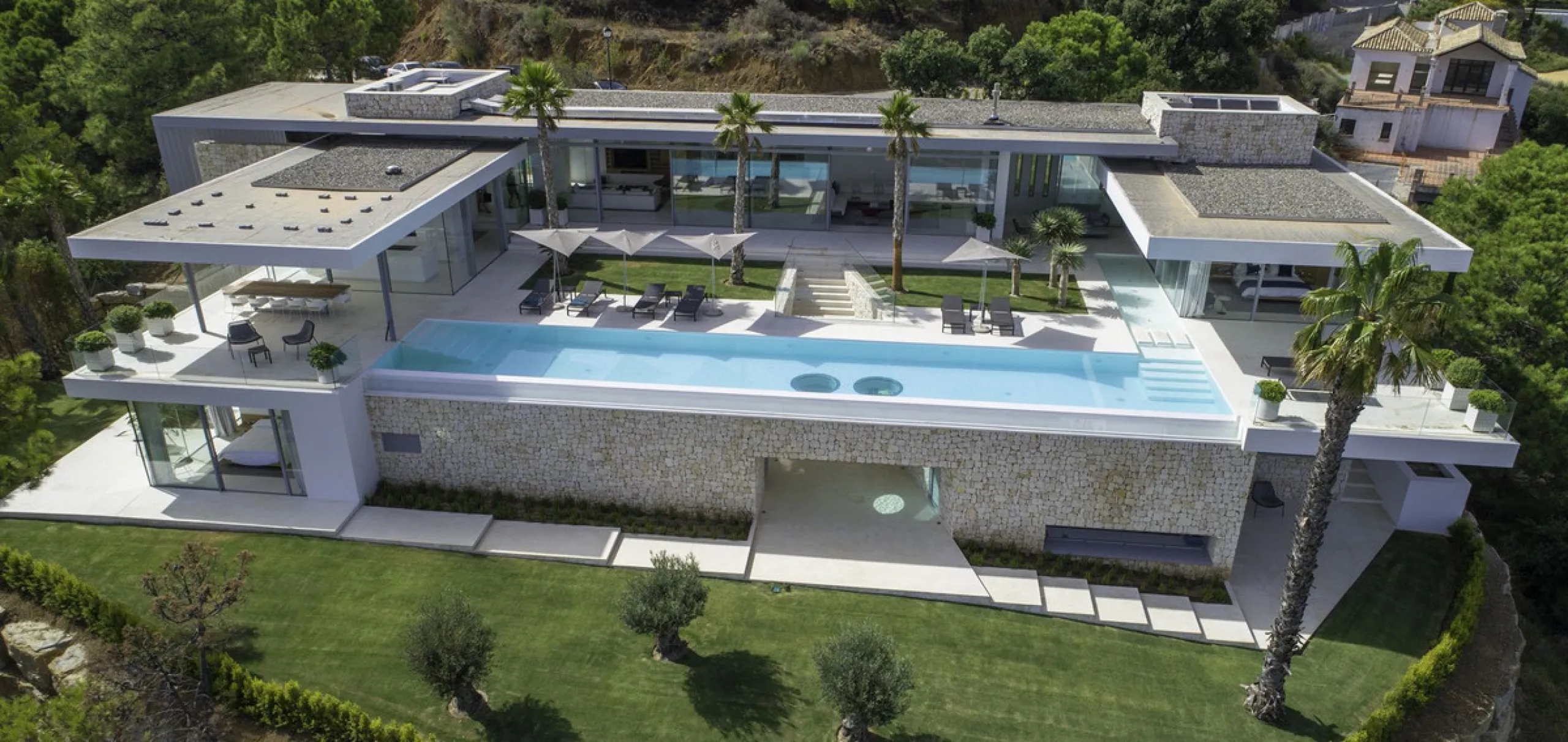 This exclusive 1,808 m² plot sits in the prestigious Rocío de Nagüeles on Marbella's Golden Mile. It offers an outstanding opportunity to build a luxury home in one of Southern Spain's most sought-after addresses. The location combines peace and privacy w