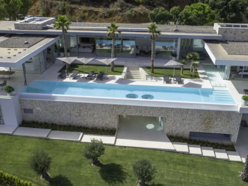 This exclusive 1,808 m² plot sits in the prestigious Rocío de Nagüeles on Marbella's Golden Mile. It offers an outstanding opportunity to build a luxury home in one of Southern Spain's most sought-after addresses. The location combines peace and privacy w