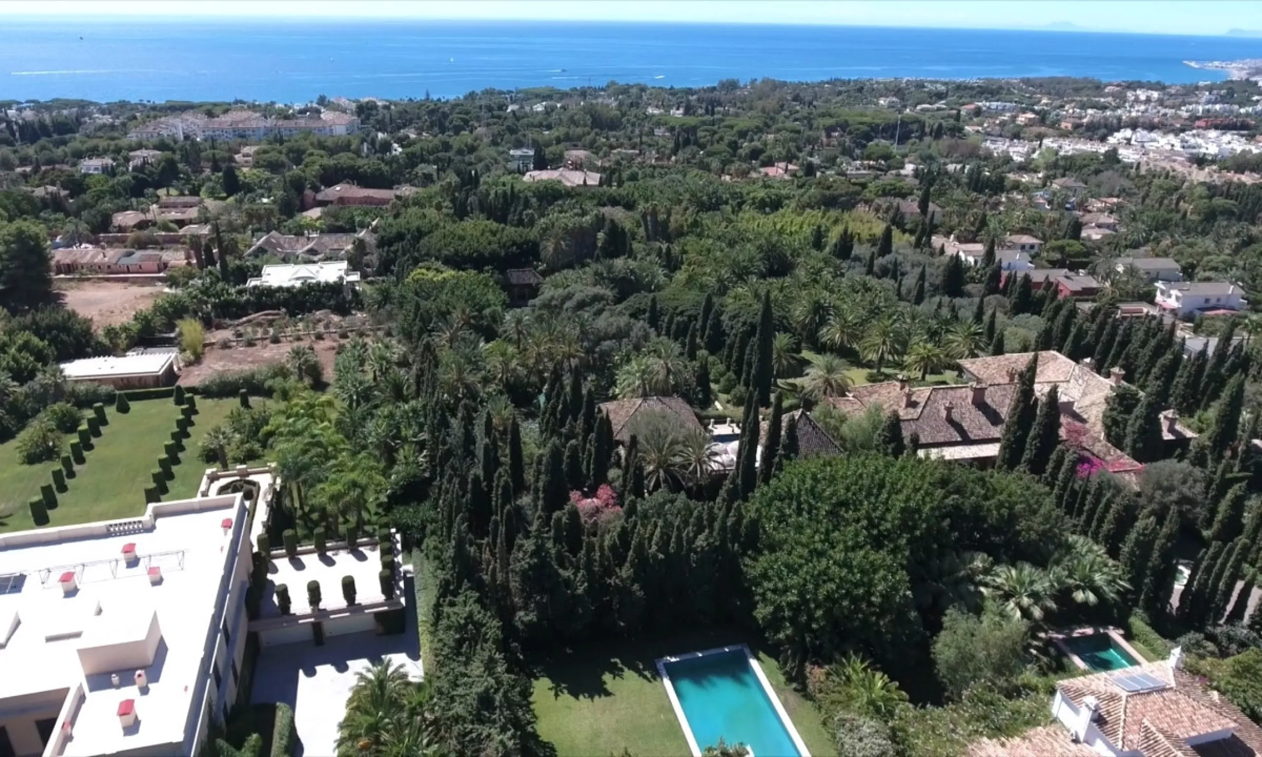 This exclusive 1,808 m² plot sits in the prestigious Rocío de Nagüeles on Marbella's Golden Mile. It offers an outstanding opportunity to build a luxury home in one of Southern Spain's most sought-after addresses. The location combines peace and privacy w