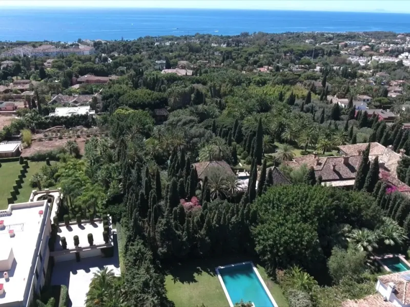 This exclusive 1,808 m² plot sits in the prestigious Rocío de Nagüeles on Marbella's Golden Mile. It offers an outstanding opportunity to build a luxury home in one of Southern Spain's most sought-after addresses. The location combines peace and privacy w
