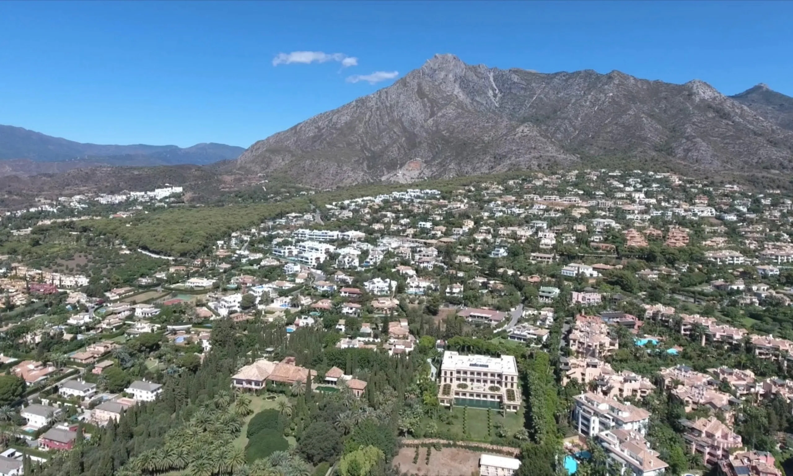 This exclusive 1,808 m² plot sits in the prestigious Rocío de Nagüeles on Marbella's Golden Mile. It offers an outstanding opportunity to build a luxury home in one of Southern Spain's most sought-after addresses. The location combines peace and privacy w